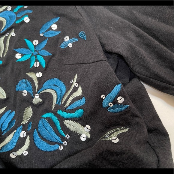 ⭐️New York and Company embroidered tie bottom shrug - Picture 10 of 14